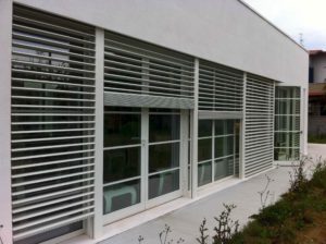 Stores extérieurs brise-soleil orientables