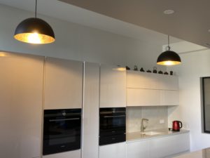 cuisine blanche laqué avec plan de travail en marbre banc