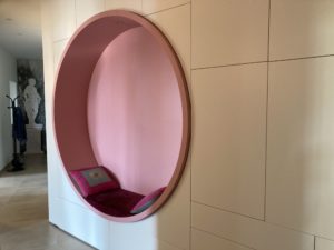 Meuble sur mesure d'entrée avec cercle rose
